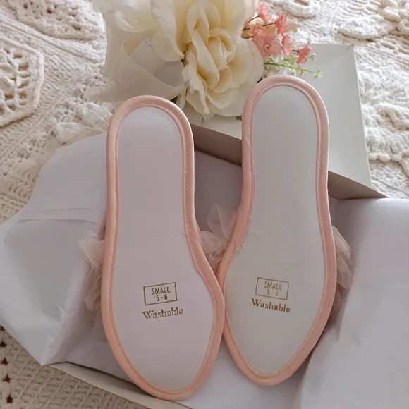 UNWORN, PRECIOUS, PINK BRIDAL SLIPPERS IN ORIGINAL GIFT BOX FROM THE 1950S! - Picture 6 of 15